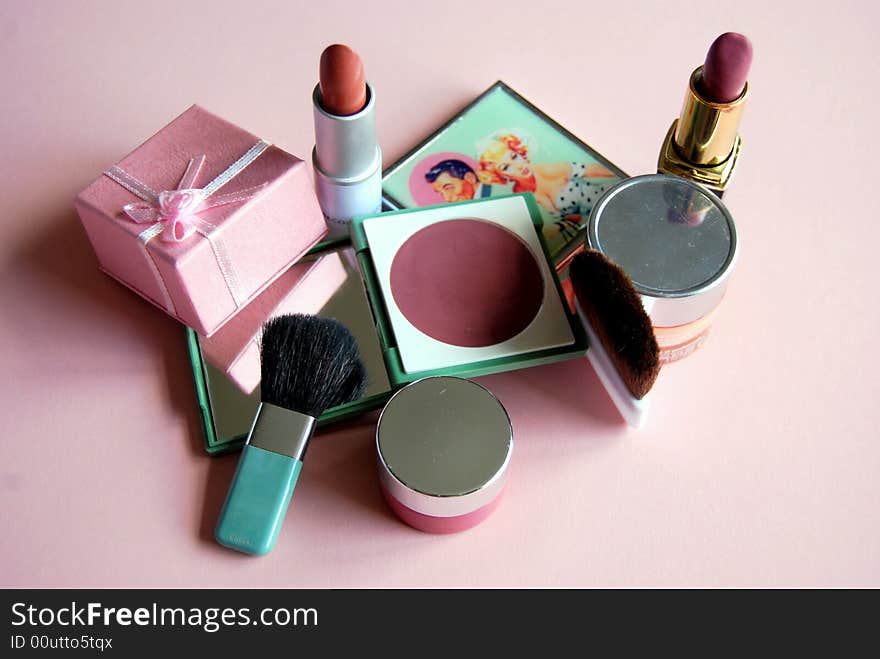 A group of cosmetic items. A group of cosmetic items