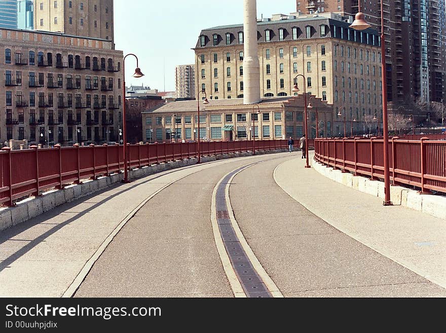 A picture of the StoneArch bridge in the city of Minneapolis