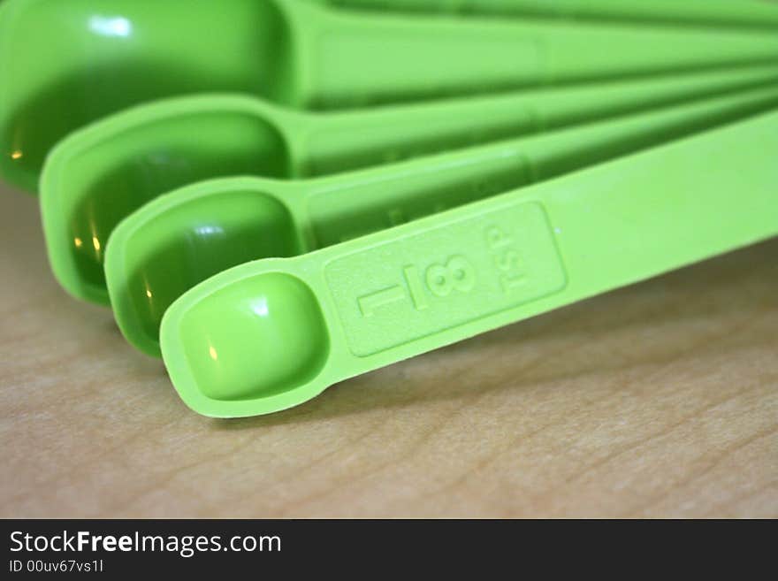 Green measuring spoons