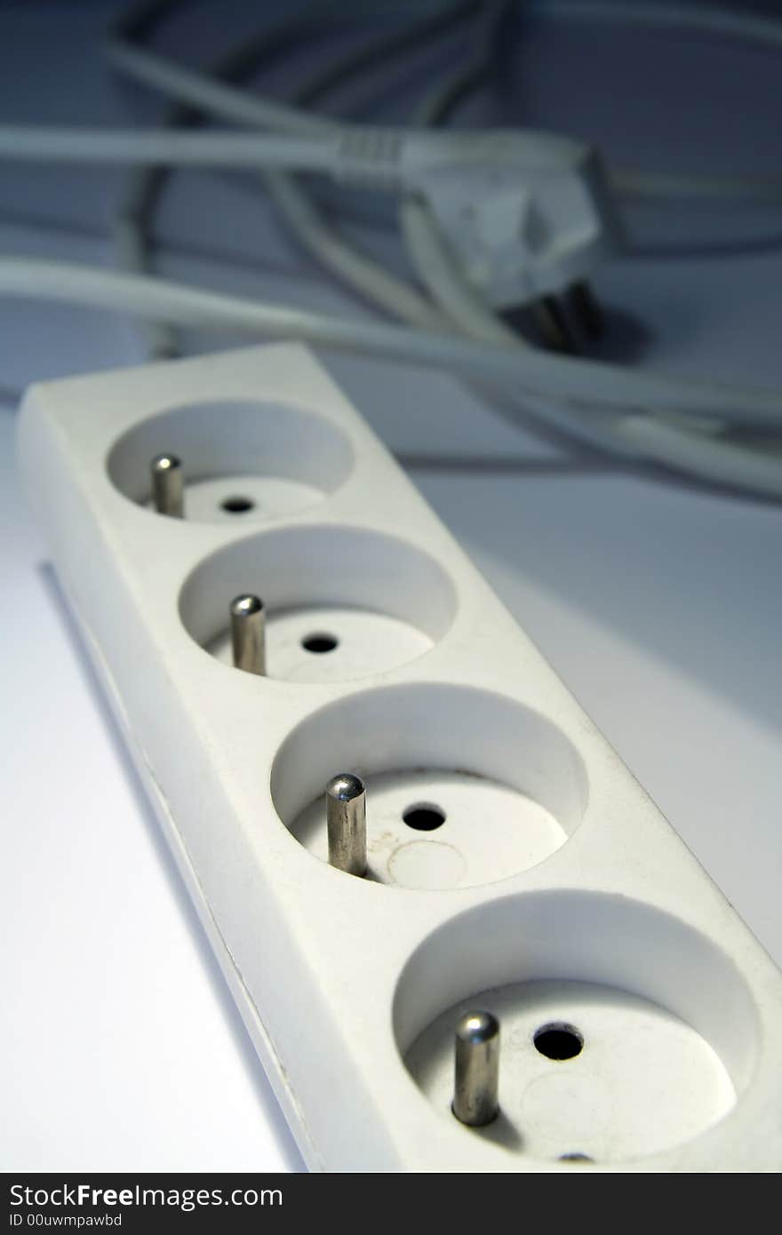 White electric expansion, with male plug, white to blue background