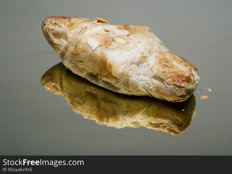 Croissants on a mirror surface