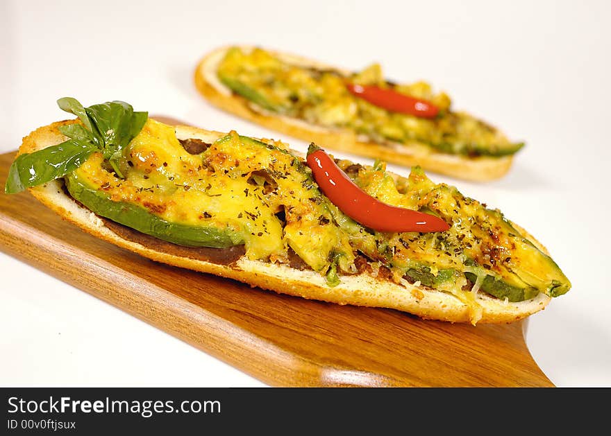 Gratinated avocado sandwich with chile peppers