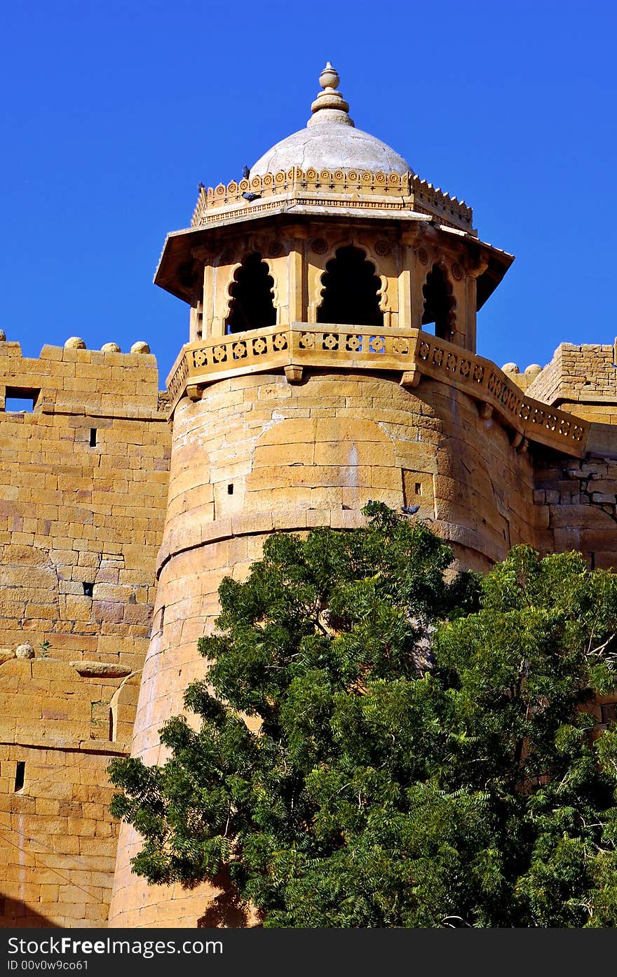 India, Rajasthan, Jaisalmer: Fort; blue sky and red stone for this defensive ancient architecture