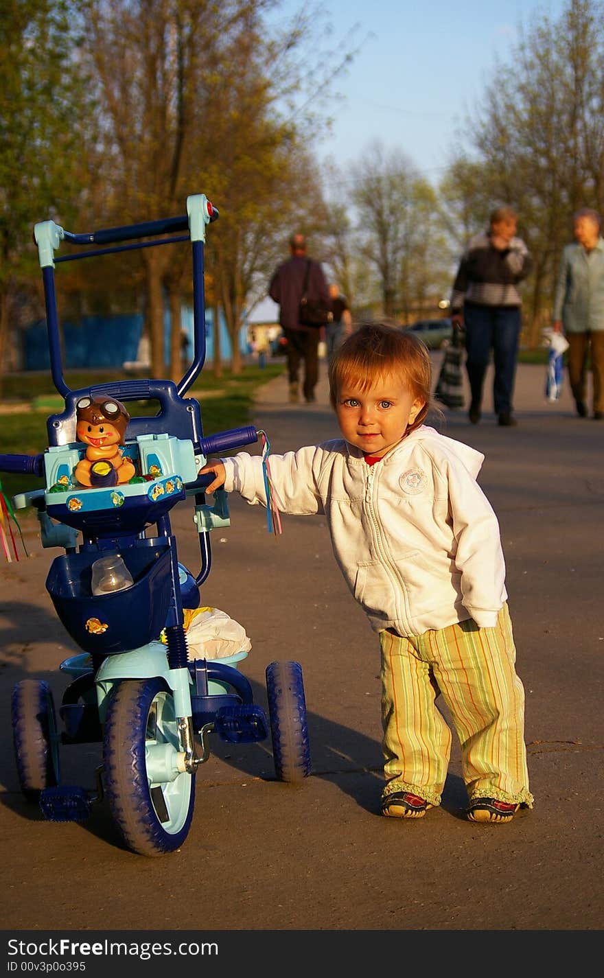 The little girl and its tricycle. The little girl and its tricycle