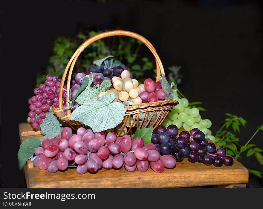 Composition from different grades of grapes in a basket