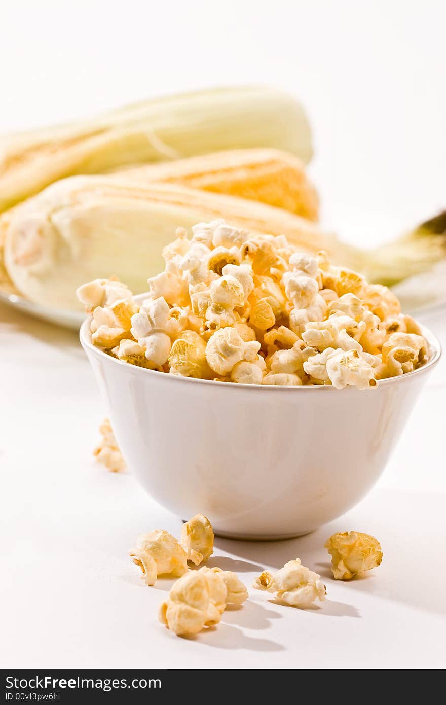 Food series: macro picture of popcorn on the bowl