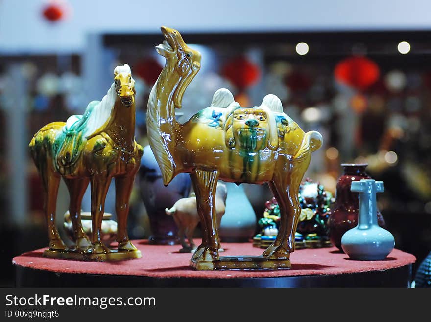 Tang tricolored glazed pottery animals and vases,Luoyang, china。