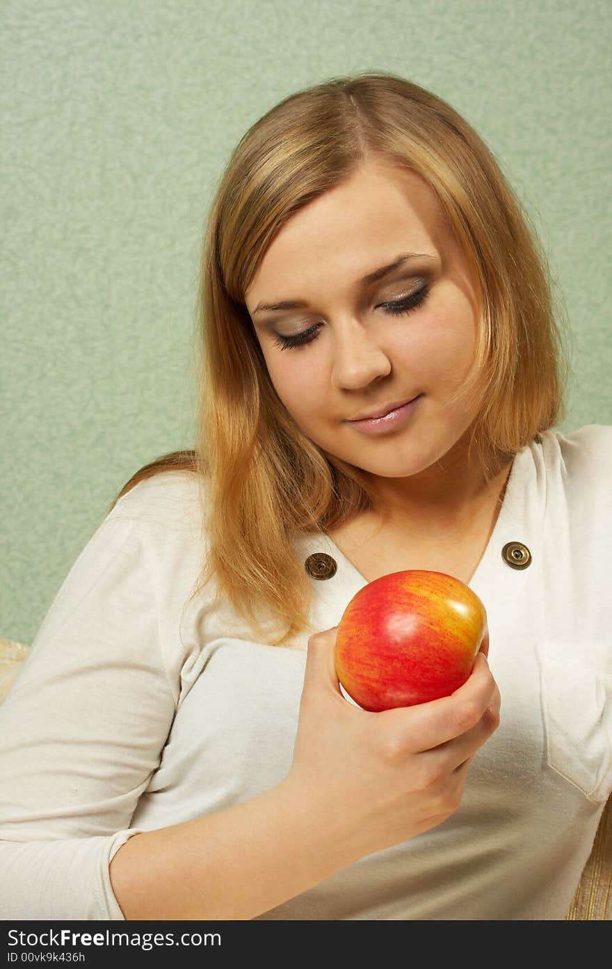 The romantic girl with an apple