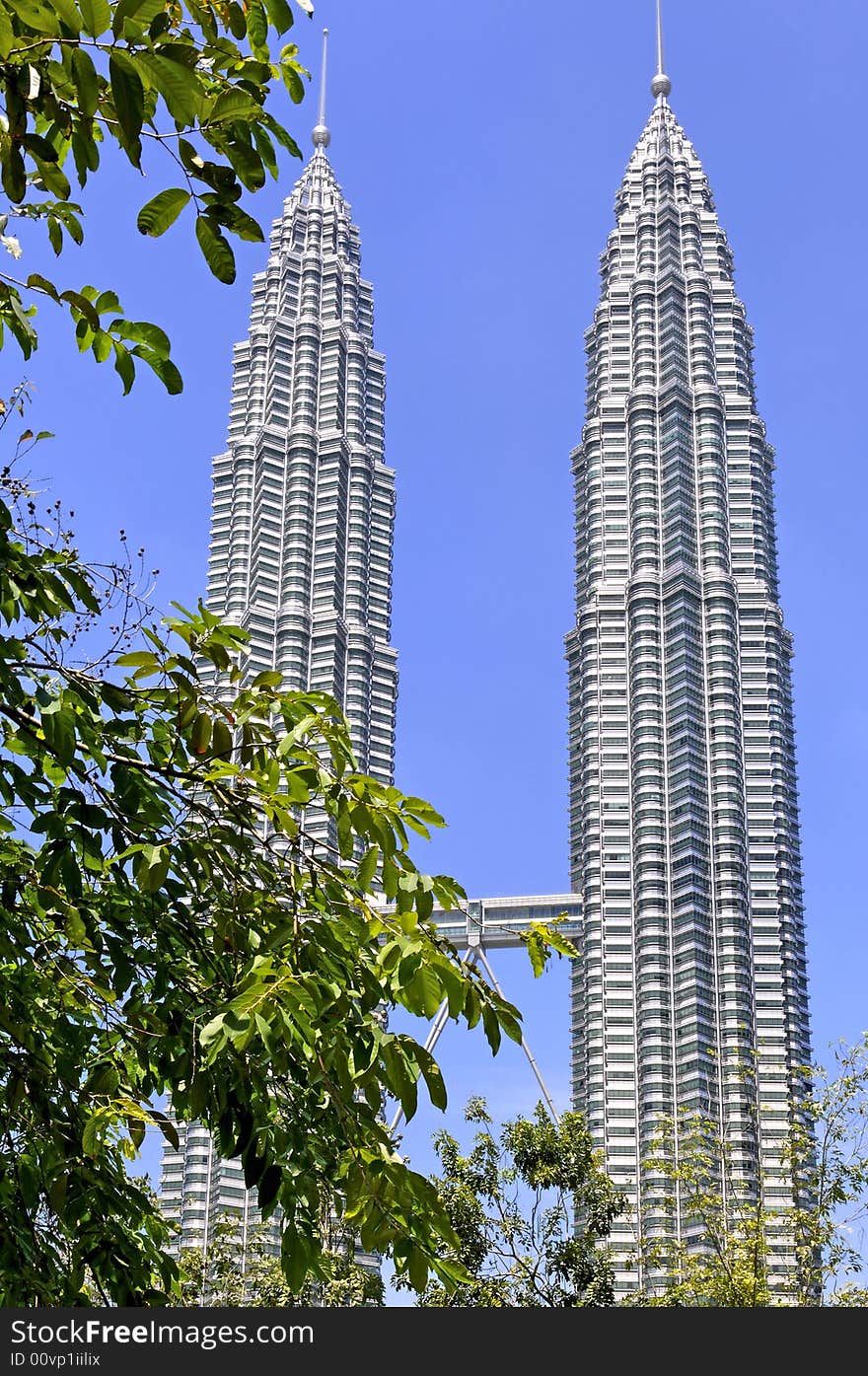 Malaysia, Kuala Lumpur: Petronas towers; the worlds tallest twin buildings; designed by Cesar Pelli an argentine american architect; a construction of steel and glass with 88 floor ; the facade was designed to resemble to the motifs found in islamic art; view of the skybridge