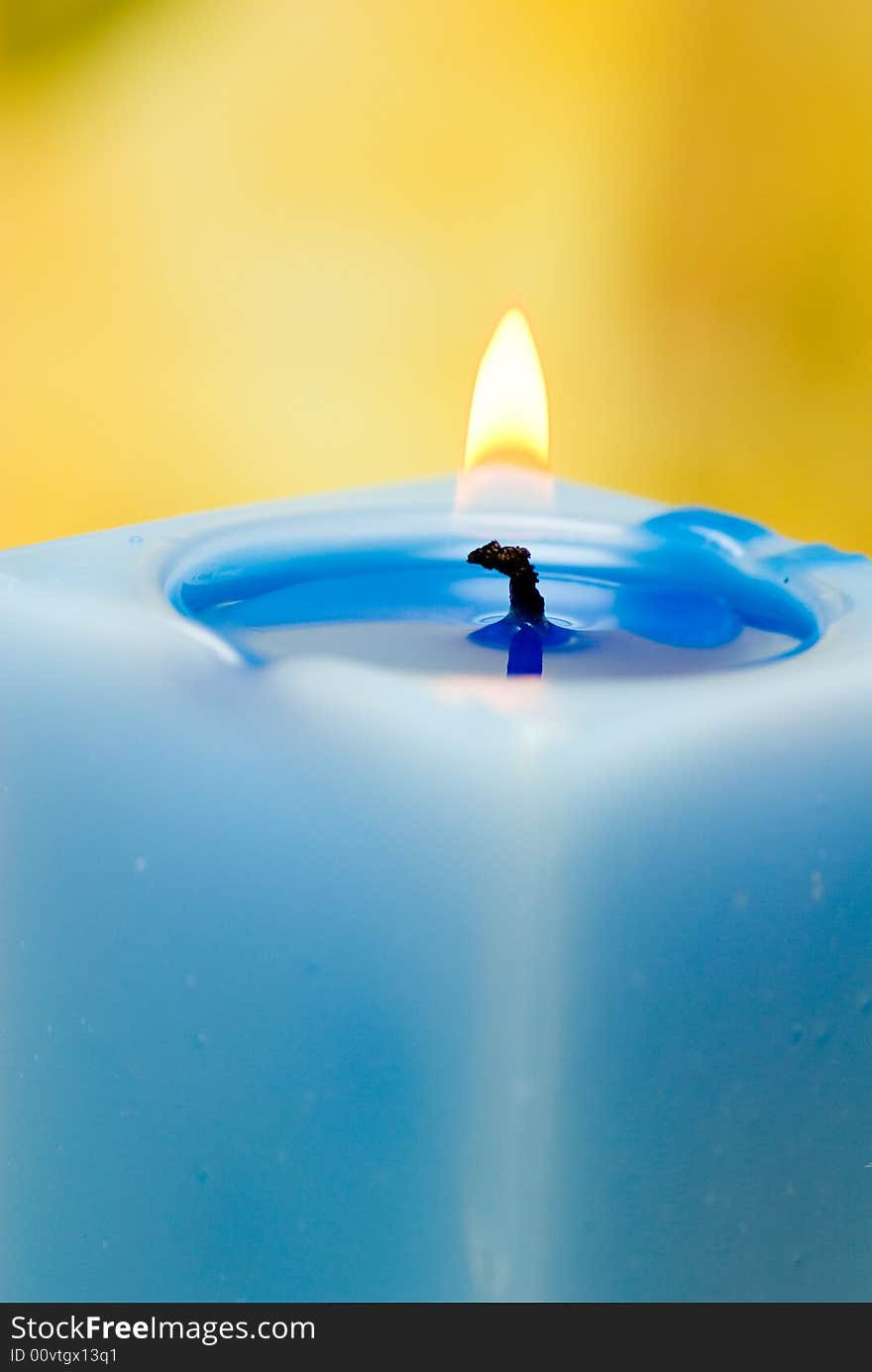 Detail burn wick blue candle