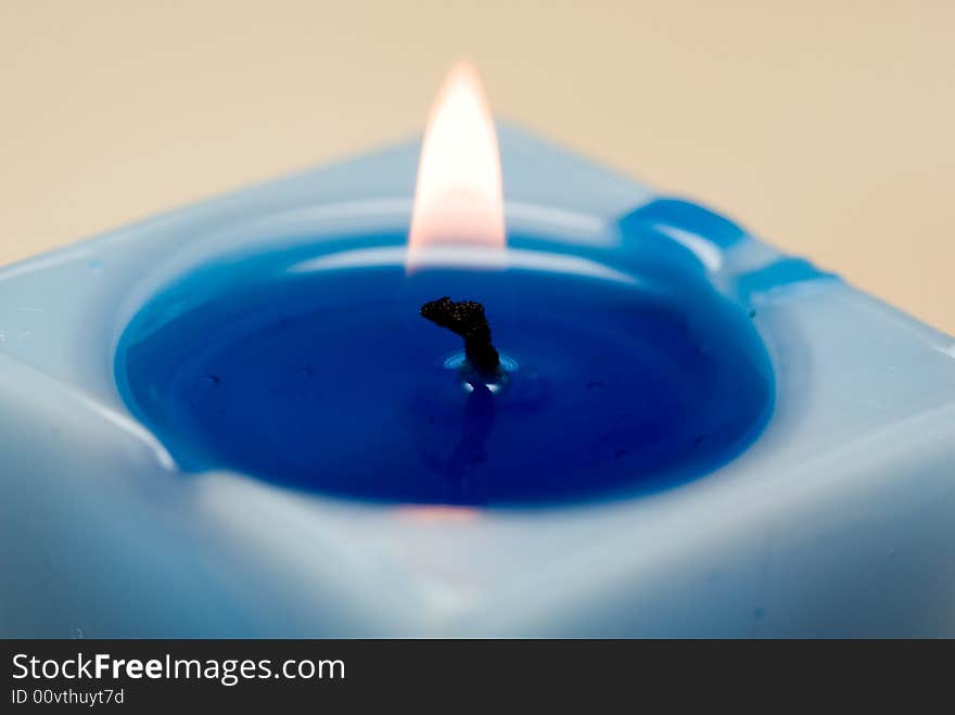 Detail burn wick blue candle