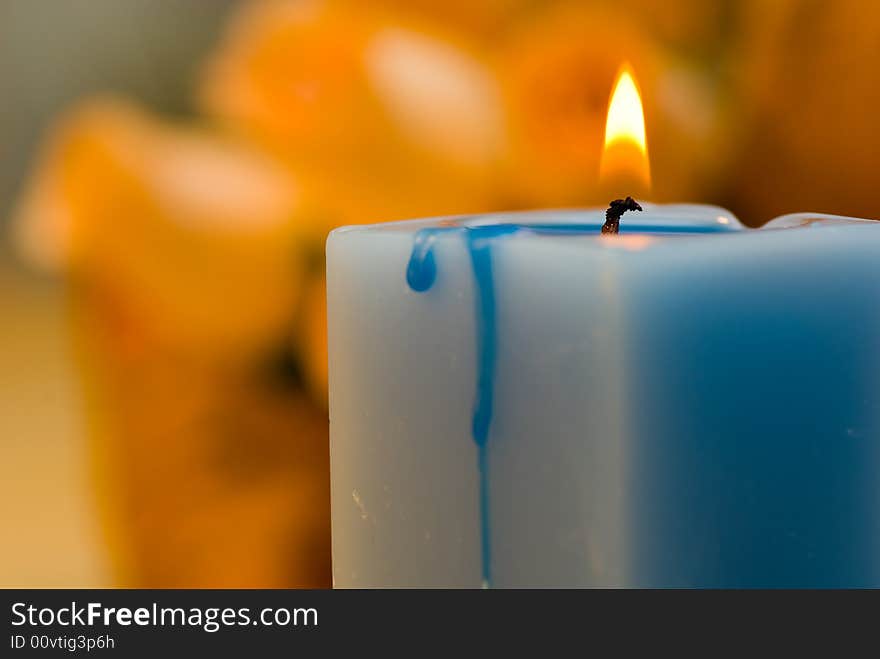 Detail burn wick blue candle