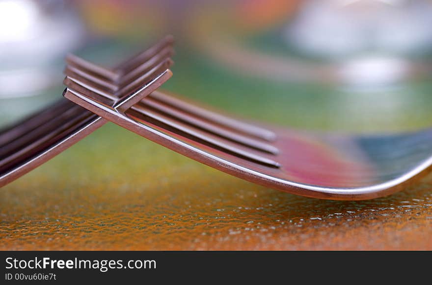 Two spoons with minimum DoF over a colorful background