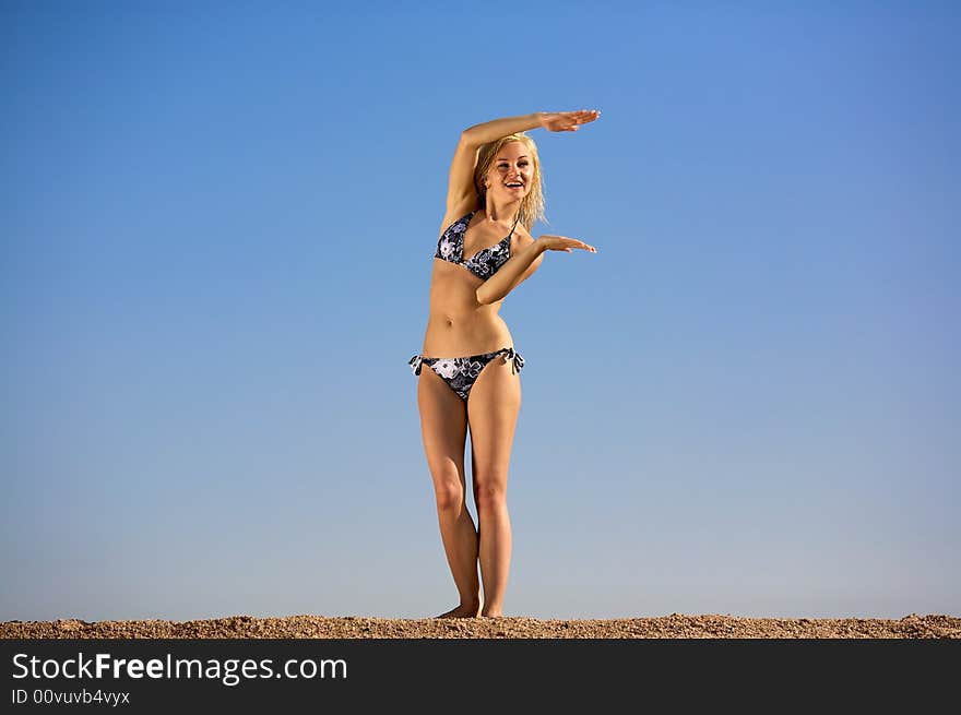 Photo young woman standing on a nature blue sky bakraund of pure heaven to handle anything. Image to advertise the product. Photo young woman standing on a nature blue sky bakraund of pure heaven to handle anything. Image to advertise the product.