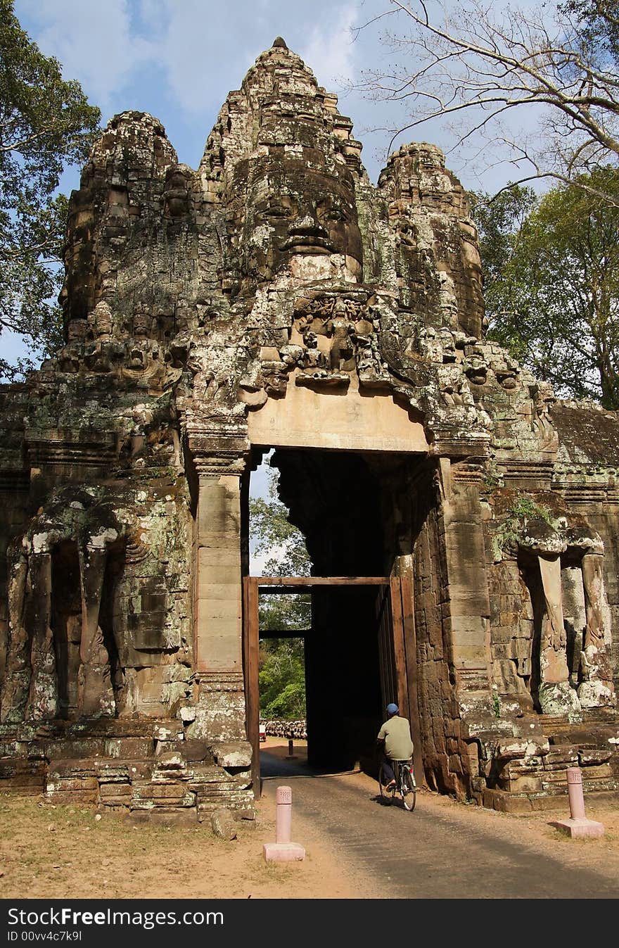 Vicktory gate angkor wat complex cambodia