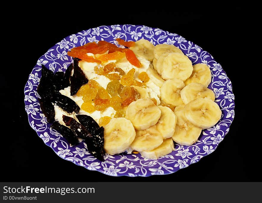 Cottage cheese with banana, dried apricots