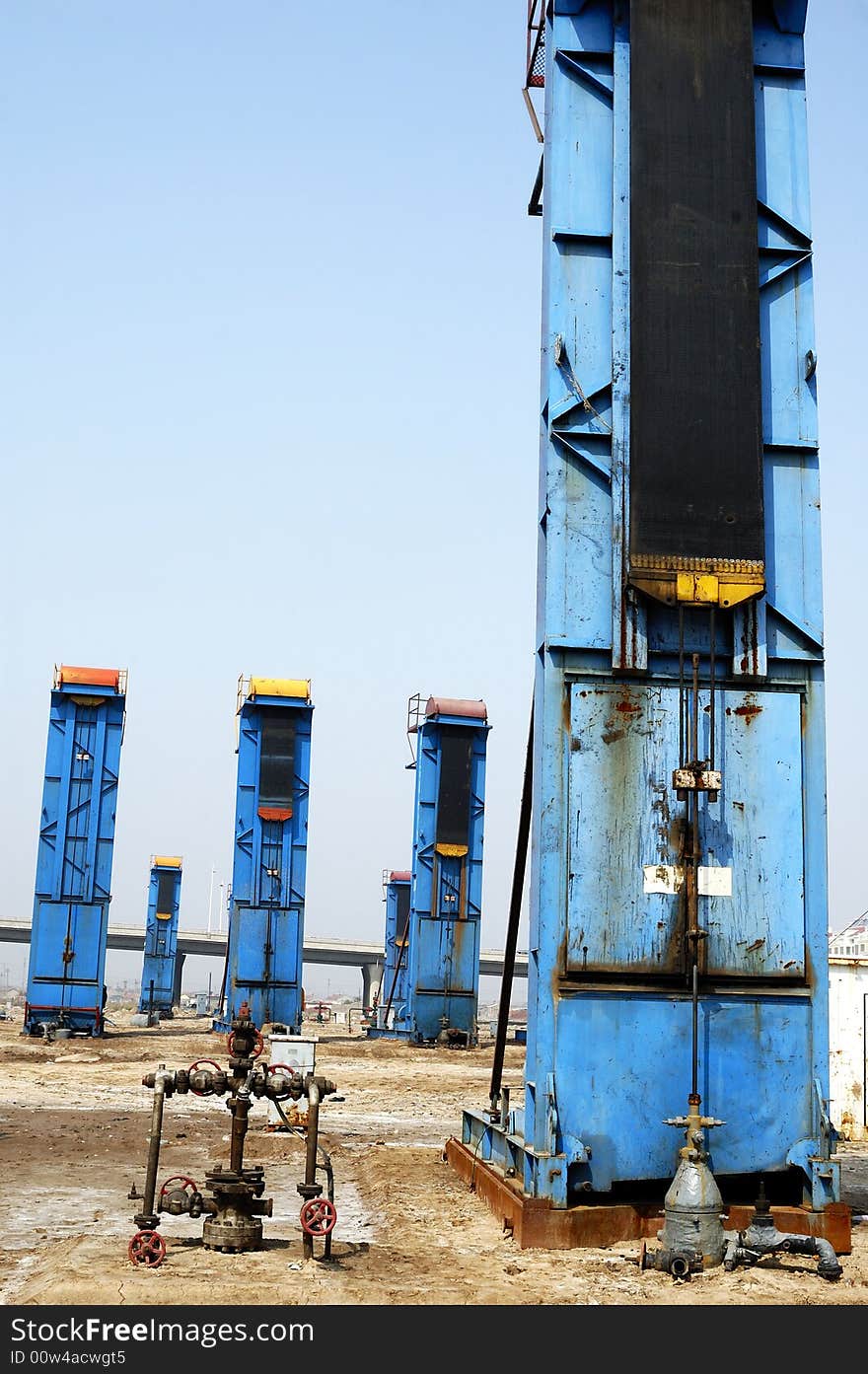 Cluster oil well