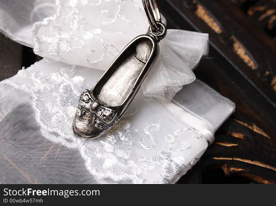 Silver Cast shoe on a keyring with a white organza bag. Silver Cast shoe on a keyring with a white organza bag