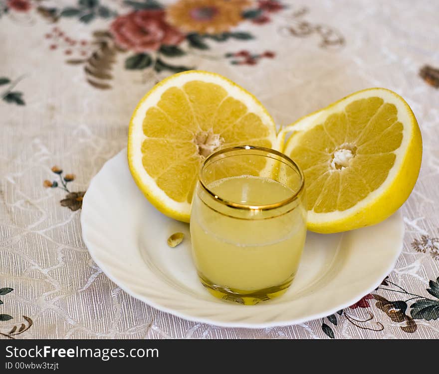 Grapefruit juice on the glass and slices