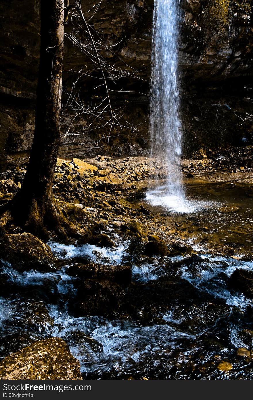 The Waterfalls of the Herisson
You cannot stay in Jura without returning you on this exceptional site. You make a circuit in 7 km going there and back (approximately 2 am). 6 magnificent waterfalls on 3,500 km. The Waterfall of the Eventail (65m is very impressive. You will pass under the sprays of water of the Big Jump (60 m) and of the Jump Girard. The Waterfalls of the Herisson
You cannot stay in Jura without returning you on this exceptional site. You make a circuit in 7 km going there and back (approximately 2 am). 6 magnificent waterfalls on 3,500 km. The Waterfall of the Eventail (65m is very impressive. You will pass under the sprays of water of the Big Jump (60 m) and of the Jump Girard