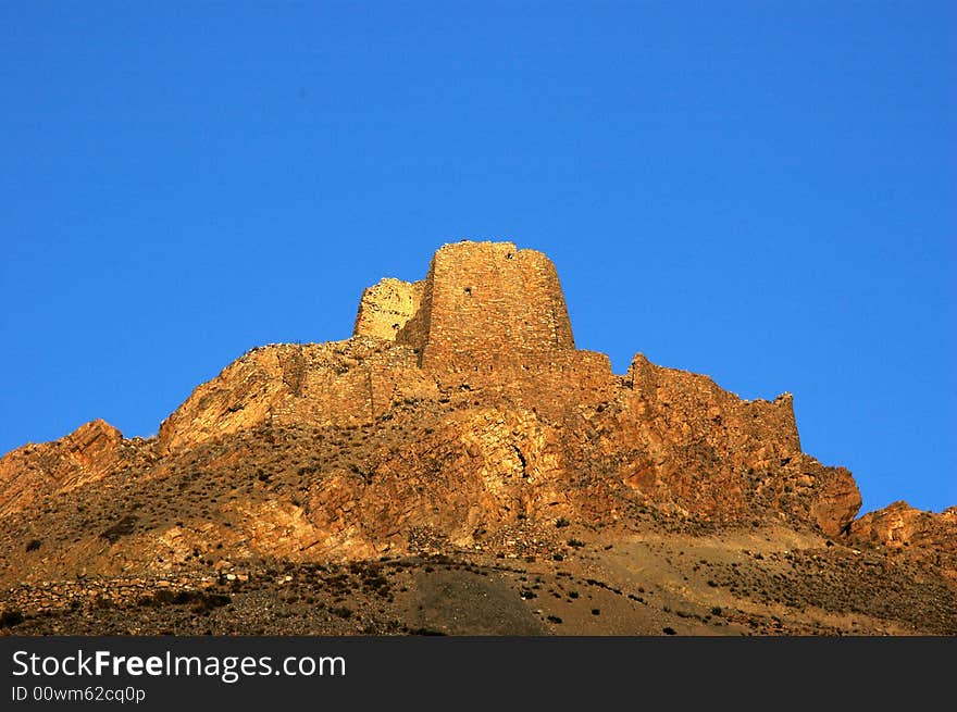 The dilapidated castle in tibet