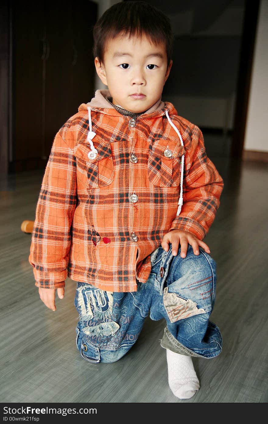 A Asian boy genuflect on floor