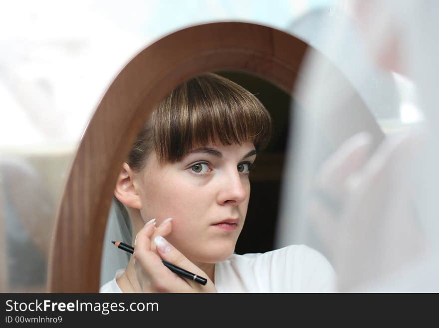 The bride renders a make-up