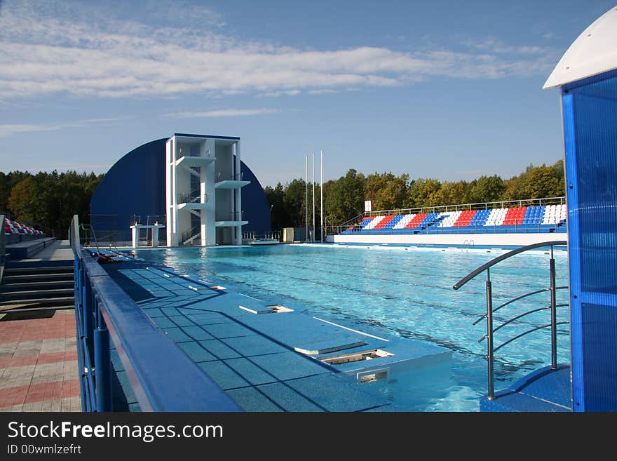 Sports pool with a tower for jumps in water