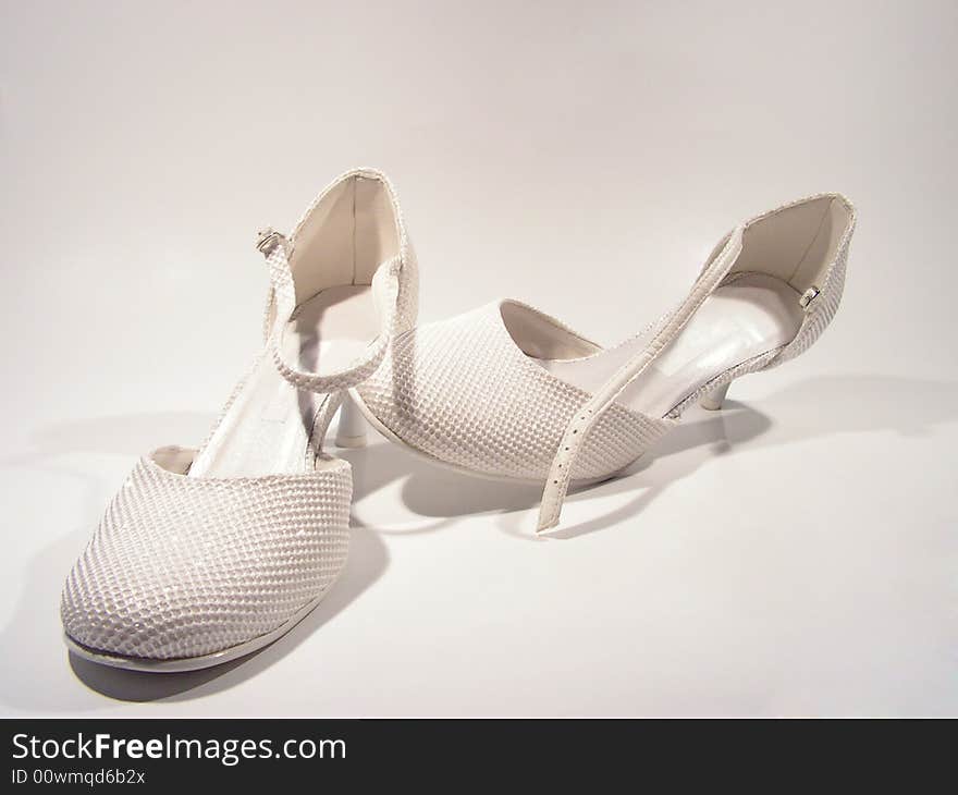 Isolated wedding shoes on white, białe buty ślubne, błyszczące, pantofelki, buciki. Isolated wedding shoes on white, białe buty ślubne, błyszczące, pantofelki, buciki