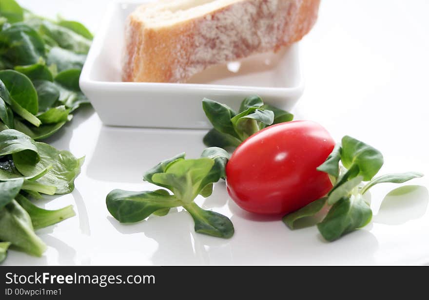 A fresh fieldsalad with some red tomatoes