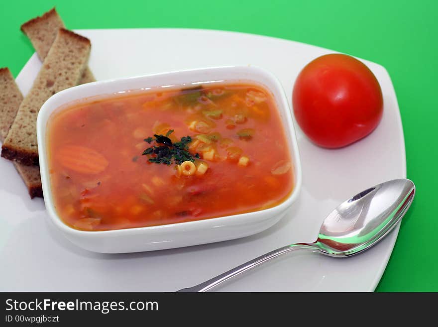 Minnestrone soupe with some bread