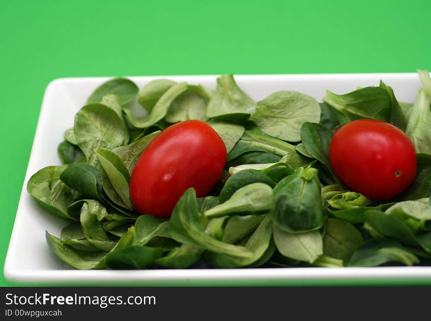 A fresh fieldsalad with some red tomatoes