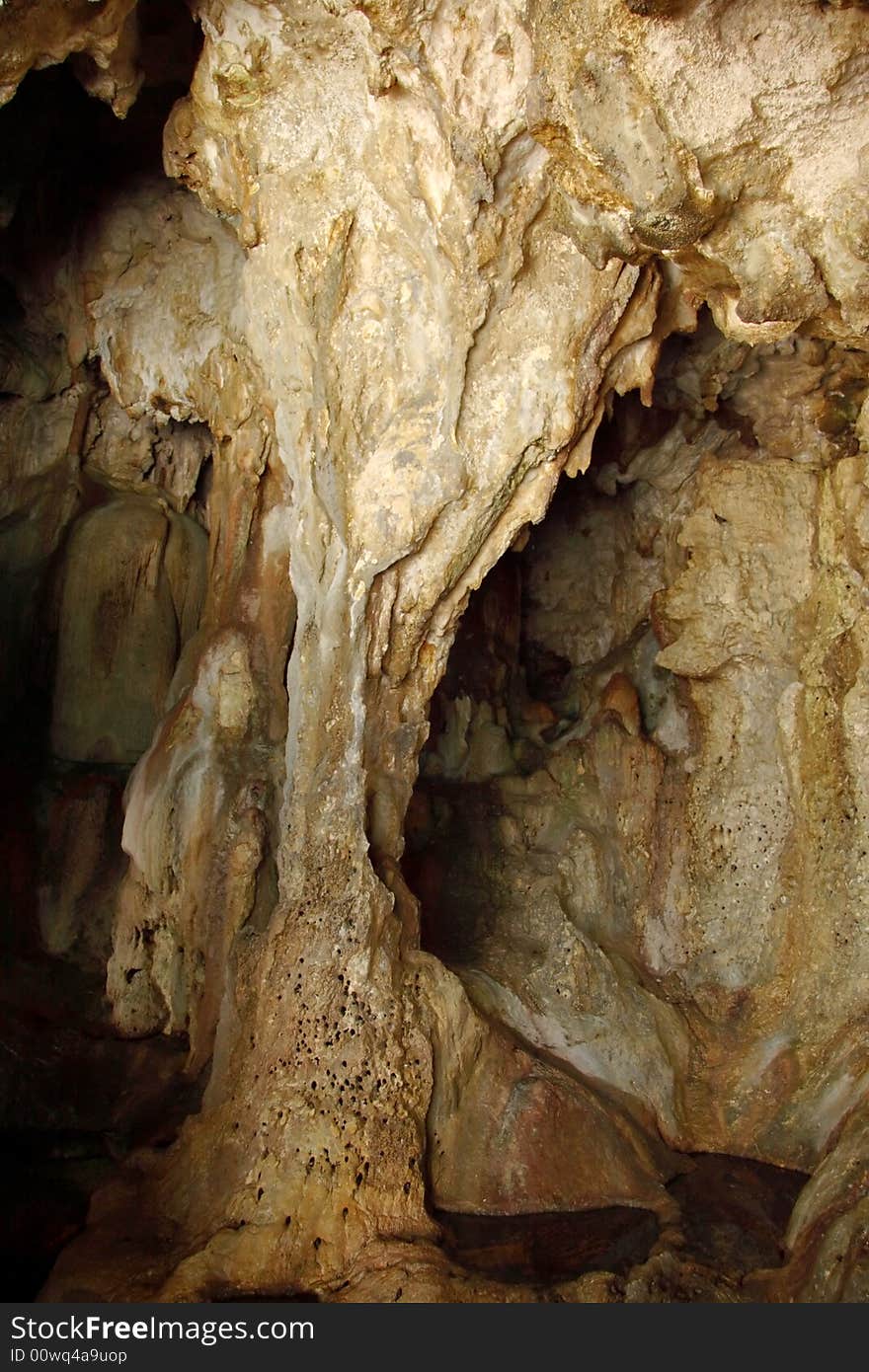 Caves in the coral limestone rock that Niue is made up of.  Columns are formed when stalactites and stalagmites join up. Caves in the coral limestone rock that Niue is made up of.  Columns are formed when stalactites and stalagmites join up