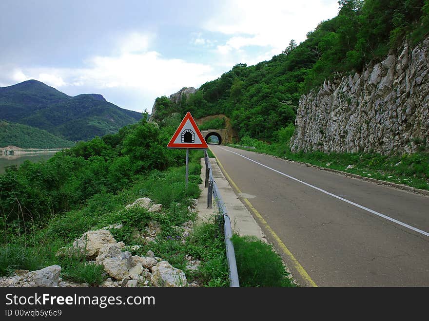 Tunnel and tunnel sign