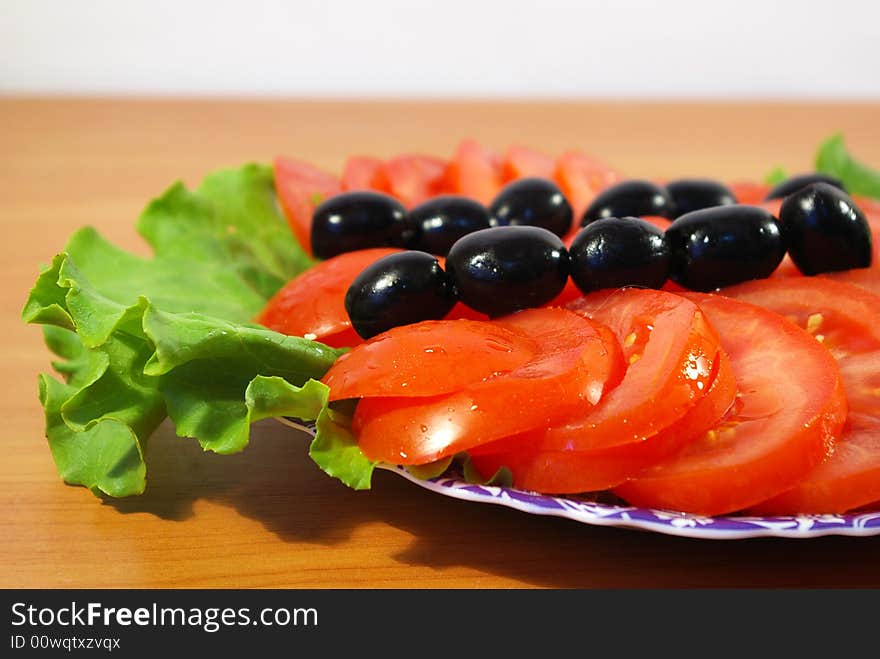 Tomatoes on a round plate