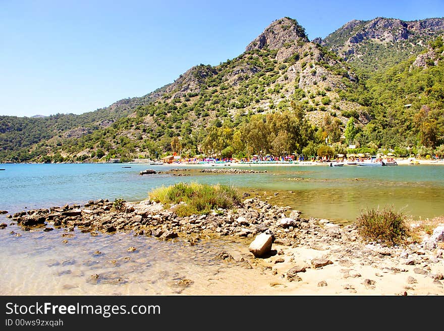 Pictorial mountain view with rocky beach