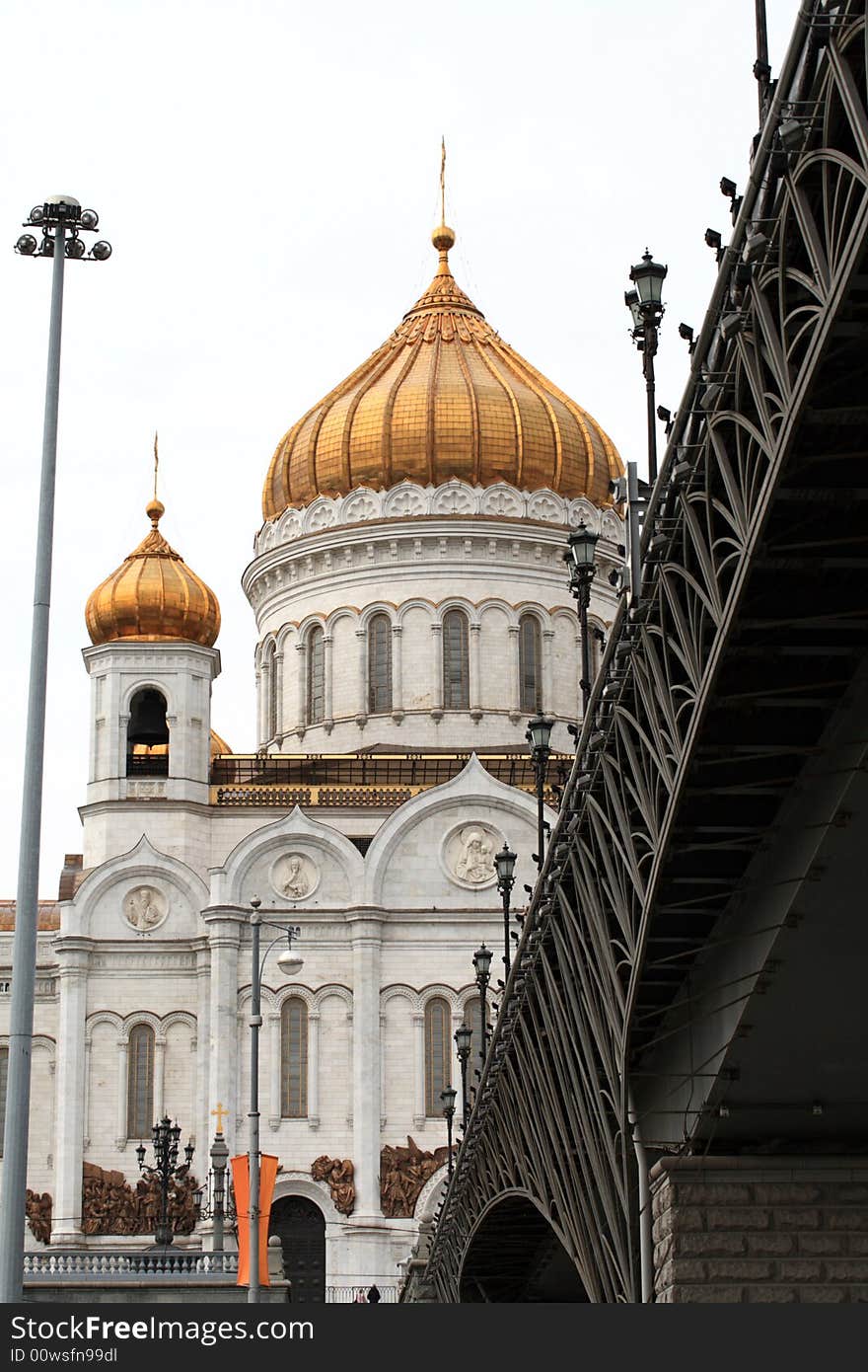 The white church behind the bridge, Moscow