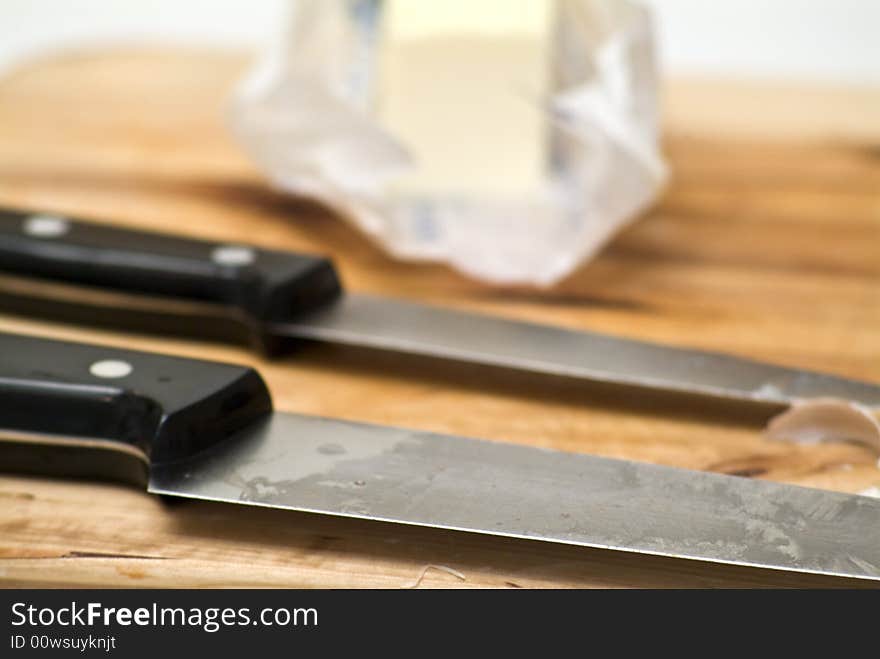 Two kitchen knives with the focus on the sharp edge of the blade of the front knife.