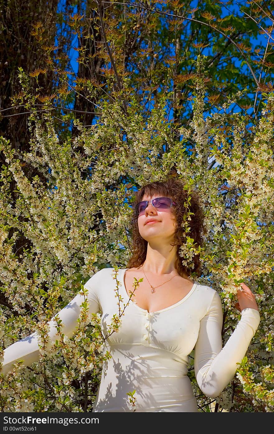 Portrait lady in sun glasses at tree