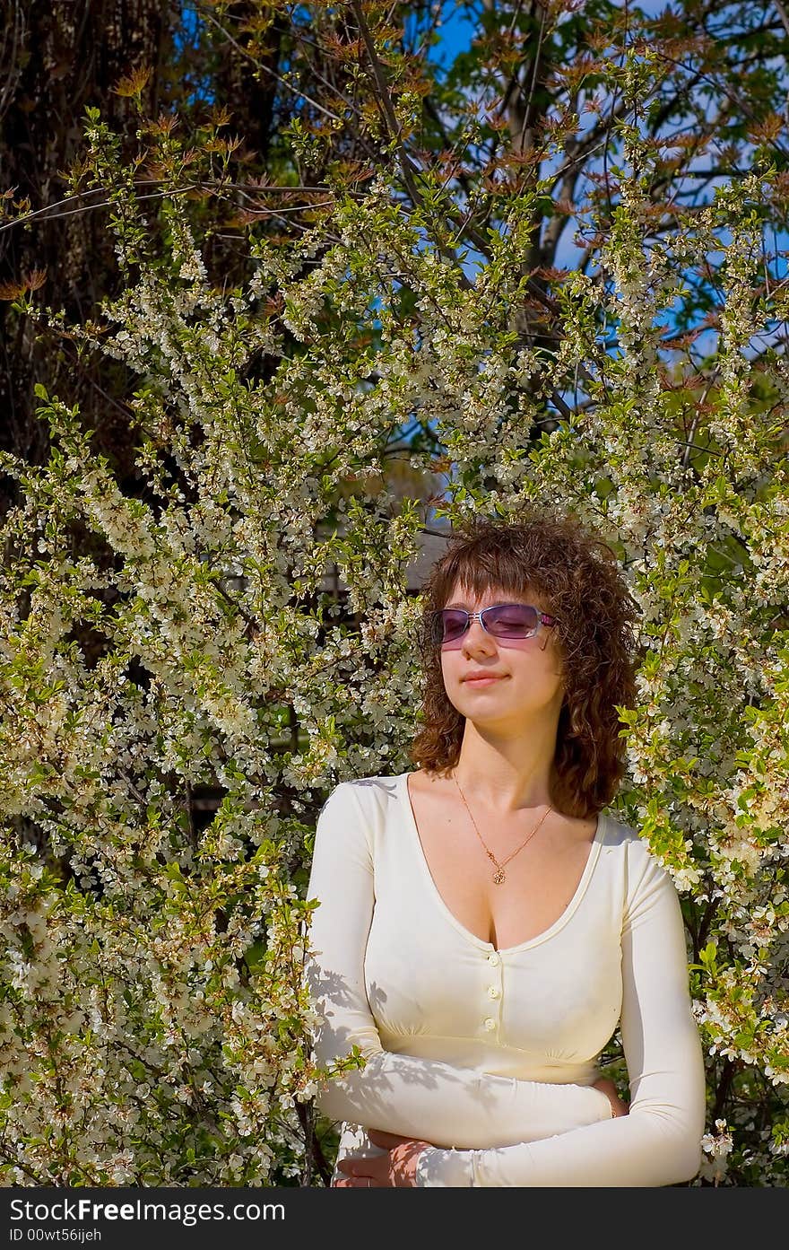 Portrait lady in sun glasses at tree