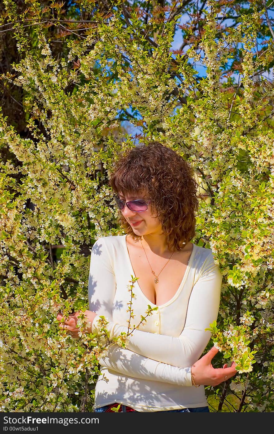 Portrait lady in sun glasses at tree