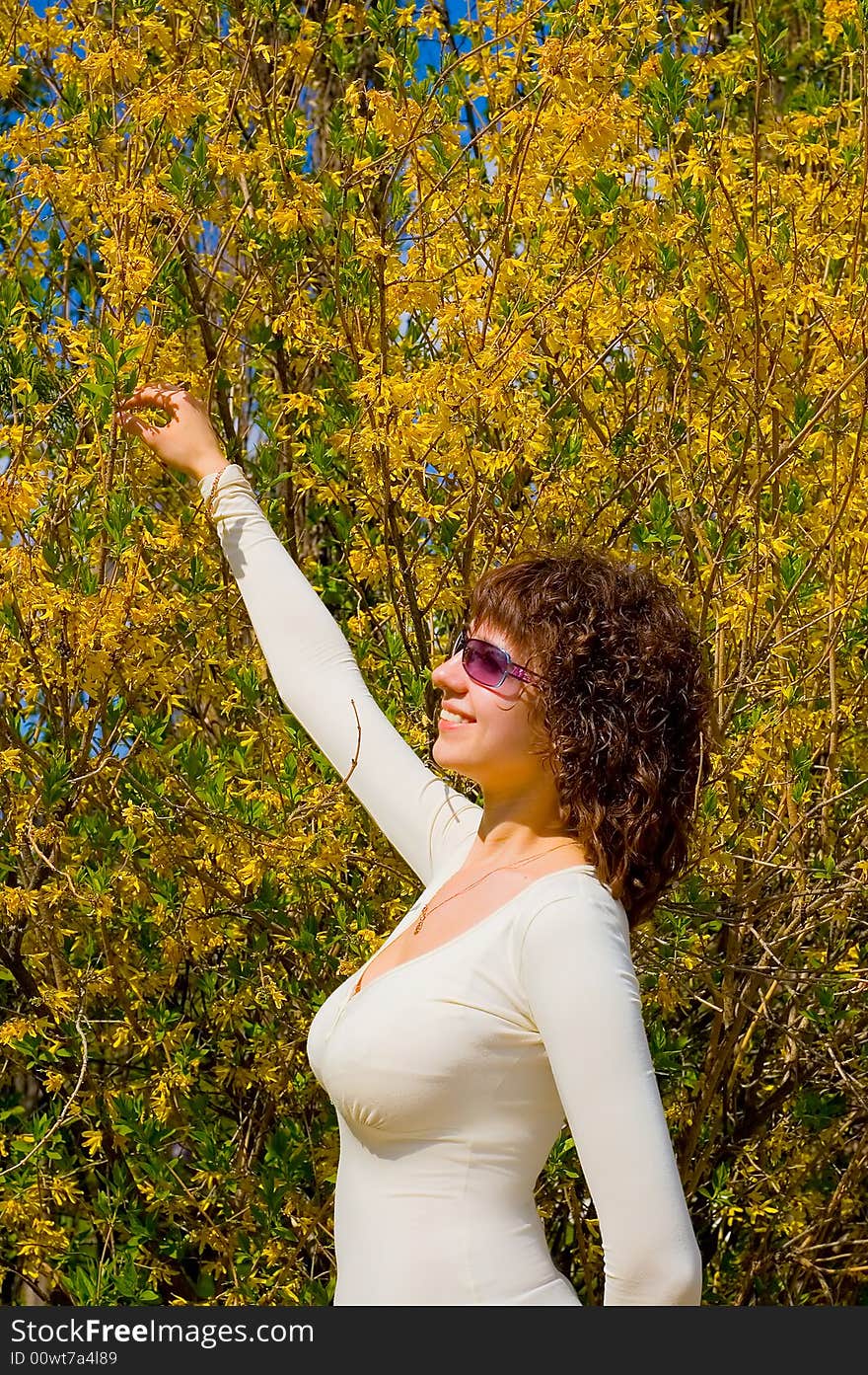 Portrait lady in sun glasses at tree