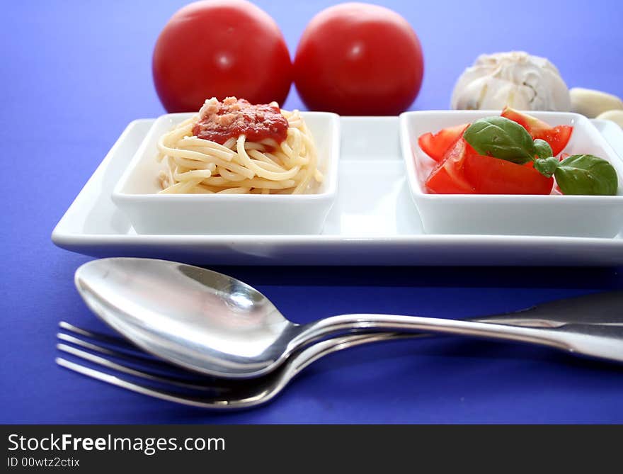 Pasta with tomatoesauce and some tomatoes