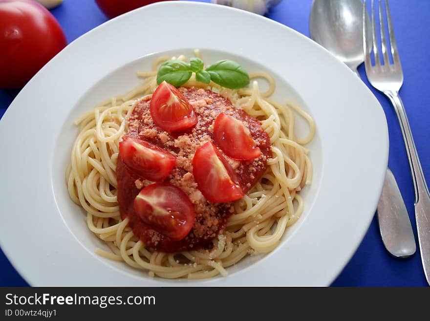 Pasta with tomatoesauce and some tomatoes