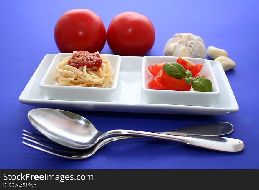 Pasta with tomatoesauce and some tomatoes