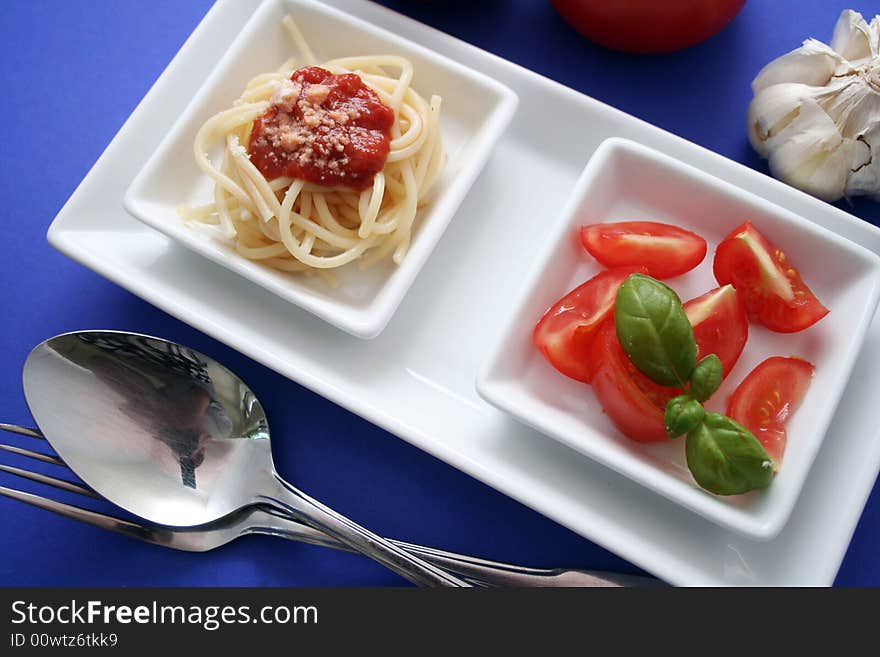 Pasta with tomatoesauce and some tomatoes