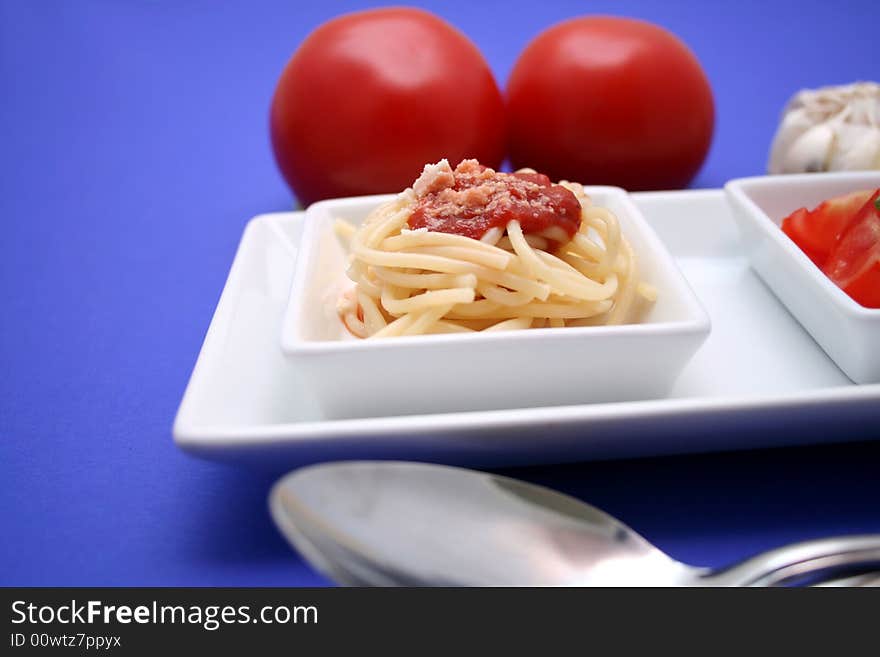 Pasta with tomatoesauce and some tomatoes