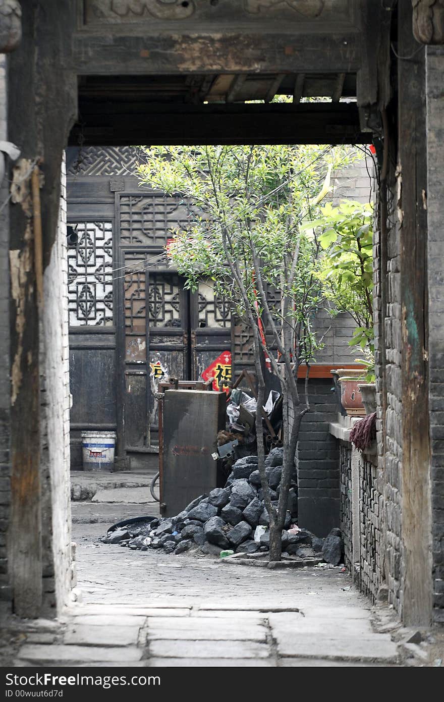 In this ancient city of Pingyao of China,
There are the old houses of many several hundred years,
residents live in a lot of houses, although the house is very old, last house but residents, to these houses being the getting darker very in emotion...

Chinese on the door is the good fortune!. In this ancient city of Pingyao of China,
There are the old houses of many several hundred years,
residents live in a lot of houses, although the house is very old, last house but residents, to these houses being the getting darker very in emotion...

Chinese on the door is the good fortune!