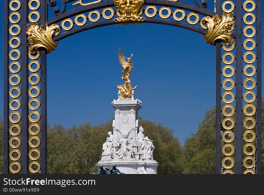 The Victoria memorial, built in 1911 by Sir Thomas Brock, framed by the historical gates. The Victoria memorial, built in 1911 by Sir Thomas Brock, framed by the historical gates.