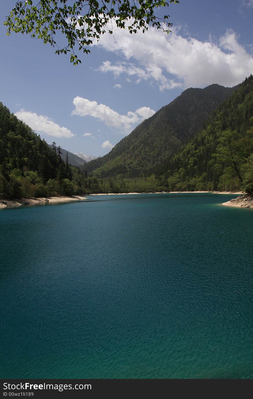 Beautiful lake in jiuzhaigou valley secnic，whitch was listed into the World Natural Heritage Catalog in 1992